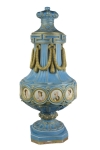 Ânfora em autêntica porcelana Velha Viena, séc. XIX/XX, na cor azul de Pompadour com pintura a our