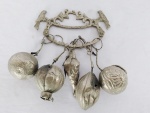 OBJETOS DECORATIVOS: Antiga penca baiana barangandã em metal banhado a prata, com base representando