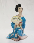 Belíssima escultura produzida em porcelana, representando gueixa, altura 23,5cm, item muito decorati