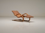 Alvar Aalto - Chaise longue modelo 39 em madeira compensada e assento em tiras de couro trançadas. F
