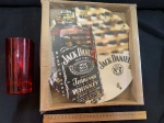 COPO DE WISK LOGOMARCADO VERMELHO E RELÓGIO JACK DANIELS