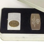 MILITARIA / MEMORABILIA FUMAGEIRA / CUTELARIA - Maravilhoso ISQUEIRO ZIPPO da COLT, na caixa metálica original, nunca usado e ainda lacrado com o lacre de fábrica. Acompanha CANIVETE da mesma marca ZIPPO / COLT, com clipe de cinta ou prendedor de cédulas. Não encontramos nenhuma referência sobre o conjunto (Isqueiro e Canivete). Segue referência do isqueiro sem o canivete: https://www.ebay.com/itm/324684032250