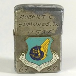 MILITARIA - ISQUEIRO ZIPPO GUERRA DO VIETNÃ de 1968 Não temos como garantir a autenticidade das gravações na base da peça (Nome do militar e mapa no verso). Não foi limpo objetivando preservar as marcas do tempo. Funcionamento à fluído.