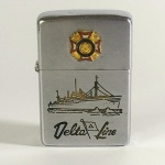 MILITARIA - ISQUEIRO ZIPPO produzido nos Estados Unidos entre 1950 e 1957. Pertenceu a um VETERANO de GUERRA conforme emblema colado na alça da tampa. O Isqueiro era da Delta Line e no verso está gravado Major HELDER SERRA 9-11-57.  Não temos como garantir a autenticidade das gravações na base da peça. Funcionamento à fluído.