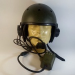 MILITARIA - CAPACETE DE TANQUISTA (blindados em geral) do Exército brasileiro. Manufatura nacional (SITELTRA S.A.), datado de 1989. Peça em excelente estado de conservação, com Microfone, cabos e interruptor.