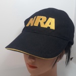 Boné preto da NRA (Associação Nacional de Rifles da América - National Rifle Association of América, ou NRA), é uma organização norte-americana sem fins lucrativos que lista, como seus objetivos, a proteção da segunda emenda da Constituição dos Estados Unidos da América e a promoção dos direitos dos proprietários de armas de fogo, a proteção da caça e da autodefesa nos Estados Unidos. A NRA Foi estabelecida em 1871 em Nova Iorque. Seu primeiro presidente foi o ex-senador e famoso general Ambrose Burnside.