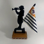 MILITARIA (17) - ESCULTURA em Madeira, com a figura de um Combatente Corneteiro, com a Bandeira do Estado de São Paulo. Aos pés do militar existe a plaqueta metálica com as inscrições `SP32`. Com a Base, mede aprox. 31,5 centímetros no total.