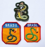 MILITARIA - 04RD - Lote com três patches bordados da cobra fumando usada pela FEB na 2a Guerra Mundial. Trata-se de REPRODUÇÕES atuais.