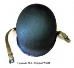 Militaria - (JL-07) - Excelente capacete americano M-1, manufaturado no período da Segunda Guerra Mundial. Aba em aço inox com solda dianteira. Interior com a marcação 901F, pintura externa rugosa original da Segunda Guerra, bem como a pintura interna. Capacete de antigos estoques, que nunca chegaram a ser efetivamente distribuídos para a o uso da tropa. Peça antiga, apresentando apenas as marcas laterais provocadas pelo empilhamento nos depósitos militares. Capacete 100% original, sem enfeites e criações artísticas modernas. Material vendido de acordo com as fotos do anúncio