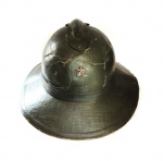 Militaria - (JL-09) Capacete de lona, pertencente aos uniformes brasileiros dos anos 40, no padrão dos capacetes ingleses. O modelo inglês de capacete começou a ser usado nos anos 30/40 com a utilização de formas e excedentes paulista da Revolução de 32, produzidos na Fábrica do Andaraí (capacete Andaraí), no Rio de Janeiro. Posteriormente vieram, também, os capacetes americanos mais antigos (M1917 A1- pré M1) que eram calcados nos modelos ingleses da Primeira Guerra Mundial. Capacete em bom estado de conservação, porém apresentando as marca do tempo. Apresenta a estrela frontal, utilizado pelos Aspirantes (muito usado pelos formando do CPOR). 