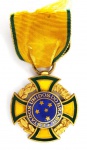 Militaria - (JL-12) - Medalha de Guerra brasileira, adotada durante a Segunda Guerra Mundial, usada pela FEB. Peça em excelente estado de conservação, porém com falta de pedaço superior da fita (fotos). Medalha com o banho dourado original. Material vendido no estado em que se encontra.