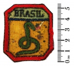 Militaria/FEB - (JL-13) Raro emblema bordado em bullon, com fios de latão (ou prata oxidados). Este emblema, pelas dimensões, ao que tudo indica, era de uso das enfermeiras que estiveram na Itália, junto com a FEB. As dimensões são menores do que o adotado no regulamento de 1949 para os soldados da FEB (ver quadro comparativo na foto 2). Material bastante sólido e plenamente manuseável, apresenta, no verso, marcas de colagem em álbum. Material nitidamente de manufatura antiga, a oxidação pesada dos fios metálicos deixa isso patente. O emblema se encontra em bom estado de conservação, porém, mostra as inevitáveis marcas do tempo, conforme pode ser visto nas fotografias presentes no anúncio. O emblema em leilão é o mostrado nas fotos do anúncio e é vendido no estado em que ele se encontra.