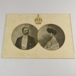 IMPÉRIO DO BRASIL - Antigo CARTÃO do Chefe da Casa Imperial do Brasil, Príncipe DOM LUIZ DE ORLEANS E BRAGANÇA (filho da Princesa Isabel), com sua foto impressa ao lado de sua esposa MARIA PIA DE BOUBON-DUAS SICÍLIAS, bem como de uma declaração também impressa desejando votos de Santo Natal e Ano Novo, com sua assinatura e com a COROA IMPERIAL na parte superior. Apresenta manchas em razão do tempo.