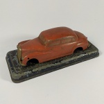 CARCAÇA e BASE metálica original da Mercedes-Benz PRAMETA. Feitas em Metal com marcas do tempo. Falta um pedaço do para-choque dianteiro da Mercedes. Mede aprox. 13,5 cm de comprimento. Consta ter sido fabricada na Zona Inglesa na Alemanha ocupada.