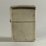 PRATA DE LEI / MEMORABILIA FUMAGEIRA - ISQUEIRO ZIPPO em Prata de Lei (STERLING), fabricado em 1997 nos Estados Unidos da América. Funcionando. Necessário colocar fluído.