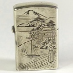 Prata de Lei / Memorabilia Fumageira - ISQUEIRO semelhante ao ZIPPO, em PRATA DE LEI (STERLING 950), fabricado no Japão, com paisagens locais incrustadas. No verso existe uma provável assinatura. Necessita pedra e fluído. Isqueiro usado.