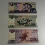 60. Numismática. (3) cédulas da COREIA DO NORTE Comunista. 50 Won 2002, 100 Won 2008 e 200 Won 2008. Todas FE, sem circulação.