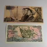 57. Numismática. (2) cédulas da COREIA DO NORTE Comunista. 1 Won 1978 e 50 Won 1992. Todas FE, sem circulação