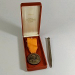 ESTUPENDA MEDALHA - MADAMME Veuve Clicquot Champagne Médaille d`honneur. No estojo original. Acompanha lapiseira promocional da marca - Referência: https://www.etsy.com/listing/901144417/veuve-clicquot-champagne-medaille