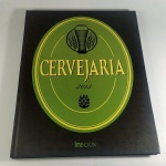 LIVRO - CERVEJARIA 2013. Capa dura, contém 146 páginas da bebida desejada por todos. Contém uma dedicatória no início da obra. Apresenta as marcas internacionais de cerveja. Repleto de fotografias.