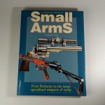 LIVRO sobre ARMAS DE FOGO - Illustrated History of Small Arms. Capa dura. Contém 144 páginas.