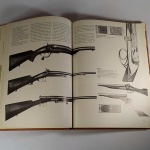 LIVRO sobre ARMAS DE FOGO e RIFLES - The Illustrated Book os Guns and Rifles. Capa Dura. contém 191 páginas. Pequeno desgaste entre a capa e a lombada.