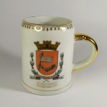 CANECA comemorativa ao IV Centenário da cidade de São Paulo - Fabricada pelas Porcelanas Mauá. Pequenas trincas proximidades da alça. Nota-se um restauro na alça (vide foto correspondente).