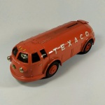 Maravilhoso 1934 Diamond T Tanker - `Dooble Bug` - com tema da TEXACO - Caminhão em miniatura Fabricado pela ERTL sob licença da TEXACO com função de Cofre. Não temos a caixa. As rodas giram livremente e os pneus são em borracha. Não consta escala, mede 20cm de comprimento.