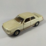 Brinquedo antigo - Toyota Crown Royal Saloon - Fabricado pela Yonezawa Diapet no Japão - Consta na internet escala 1/40 (mede 16.5cm de comprimento) - As rodas giram livremente e os pneus são em borracha - Abre portas, capô e mala - Item exatamente das fotos. Direção Inglesa, ou seja, volante do lado direito. Apresenta marcas do tempo. Ausência da lanterna dianteira esquerda.