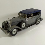 MERCEDES BENZ 770 - Pauls Model Art - O Mercedes-Benz 770 escala 1/24 - (Mão inglesa - motorista do lado direito), também conhecido como Großer Mercedes (alemão para `Grande Mercedes` ou `Grand Mercedes`, foi um grande carro de luxo construído pela Mercedes-Benz de 1930 a 1944. É mais conhecido por ter sido usado por altos funcionários da Alemanha e seus aliados antes e durante a Segunda Guerra Mundial. Loose, sem caixa. Ausência da maçaneta do lado do condutor, como também a capota dobrada quando conversível.