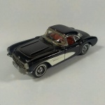 Lindo CHEVROLET CORVETTE 1956 - fabricado pela DINKY MATCHBOX - referência DYG06. Escala 1:43. Capota removível. Necessita uma melhor higienização.