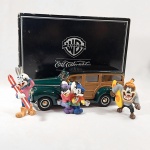 1940 FORD WOODY - Linda miniatura diecast acredito que seja escala 1/24 fabricada pela ERTL Collectibles. Com tema e personagens da Warner Bros - Pernalonga ou Bugs Bunny com Ski, Taz com Snowboard e Pepe Le Pew ou Pepe le Gamba com Penelope. Tem um certificado da ERTL. A caixa mede 24cm de comprimento e as peças são protegidas por isopor.