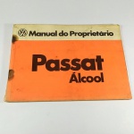 MANUAL DO PROPRIETÁRIO do Volkswagen PASSAT ÁLCOOL - provável de 1981. Em branco - sem preenchimento no Certificado de Garantia como também nas revisões. Apresenta marcas do tempo nos grampos que prendem as folhas.