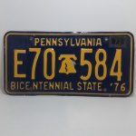 Placa de automóvel americana, antiga, 1976, estado da Pennsylvania, comemorativa dos 200 anos da Independência Americana,  medindo 15,5 x 30,5 cm