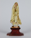 Imagem de Nossa Senhora de Fátima em madeira policromada. Portugal, início do século XX. Altura: 20 cm.