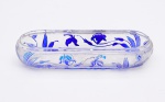Caixa oval, porta escovas, em cristal Val St. Lambert com trabalhos na lapidação azul. Falta a tampa e apresenta alguns bicados na borda. Medidas: 25 cm x 9 cm.