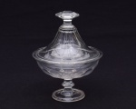Compoteira de cristal francês Baccarat lapidação dedão. A tampa apresenta bicados na parte interna e lascado na pega. Altura: 19 cm.
