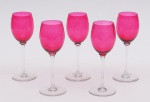 Conjunto de 5 taças em cristal francês St. Louis na cor rubi. Altura: 18 cm.