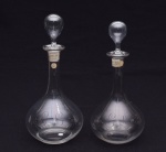 Par de garrafas em cristal francês com monograma. Altura: 28 cm.