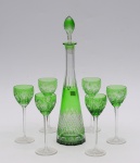 Conjunto de garrafa/licoreira cônica e 6 taças em cristal Tcheco na cor verde. Altura da garrafa: 46 cm. Altura da taça: 20 cm.