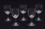 Conjunto de 5 taças de licor em cristal francês St. Louis. Medida: 9,5 cm.