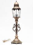 Lanterna de mesa em metal prateado. Altura: 66 cm