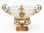 Fruteira centro de mesa em bronze dourado e demi cristal. Medidas: 40 cm x 17 cm. Altura: 28 cm.