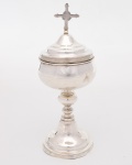 Âmbula em prata portuguesa. Contraste da cidade do Porto, período de 1870-1877. Marcas nº P-65 e P-479 de ensaiador José Rodrigues Teixeira e ourives não identificado. Marcas catalogadas por Fernando Moitinho de Almeida no livro: "Marcas de Pratas Portuguesas e Brasileiras (século XV a 1887)". Altura: 18 cm.