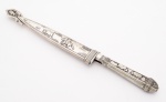 Punhal, faca gaúcha, com cabo e bainha em metal prateado. Medida: 29 cm.