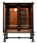 Vitrine em madeira nobre, estilo Manuelino, com 2 portas. Fundo espelhado e 4 prateleiras de vidro. Medidas: .130 cm x 51 cm. Altura:: 162 cm.