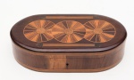 Caixa oval em madeira marchetada. Medidas: 22 cm x 11 cm. Altura: 6 cm