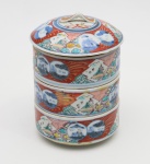 Conjunto de três  marmitas superpostas em  porcelana ao  gosto imari,  Altura  19 cm , diâmetro  13 cm.