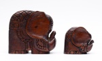 Dois elefantes entalhados em madeira. Medidas: 22 cm x 7 cm x 20 cm (altura) e 13 cm x 7 cm x 13 cm (altura).