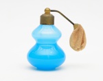 Pequeno perfumeiro em opalina, antigo, não funcionando, precisa trocar a bombinha, Altura: 10 cm.